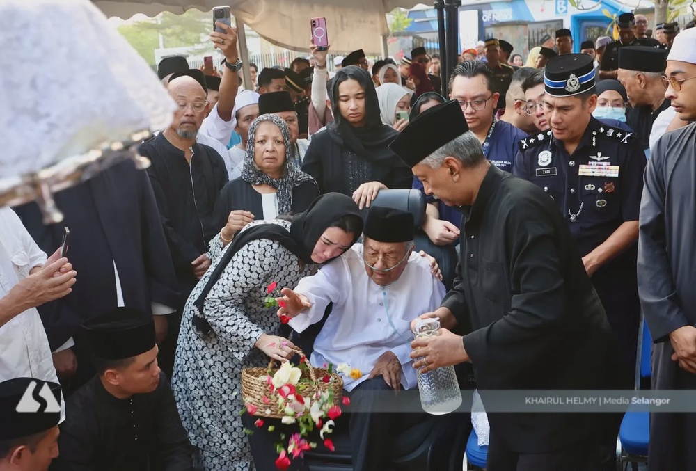 Image from: Penghormatan Terakhir Buat Tun Dr Siti Hasmah