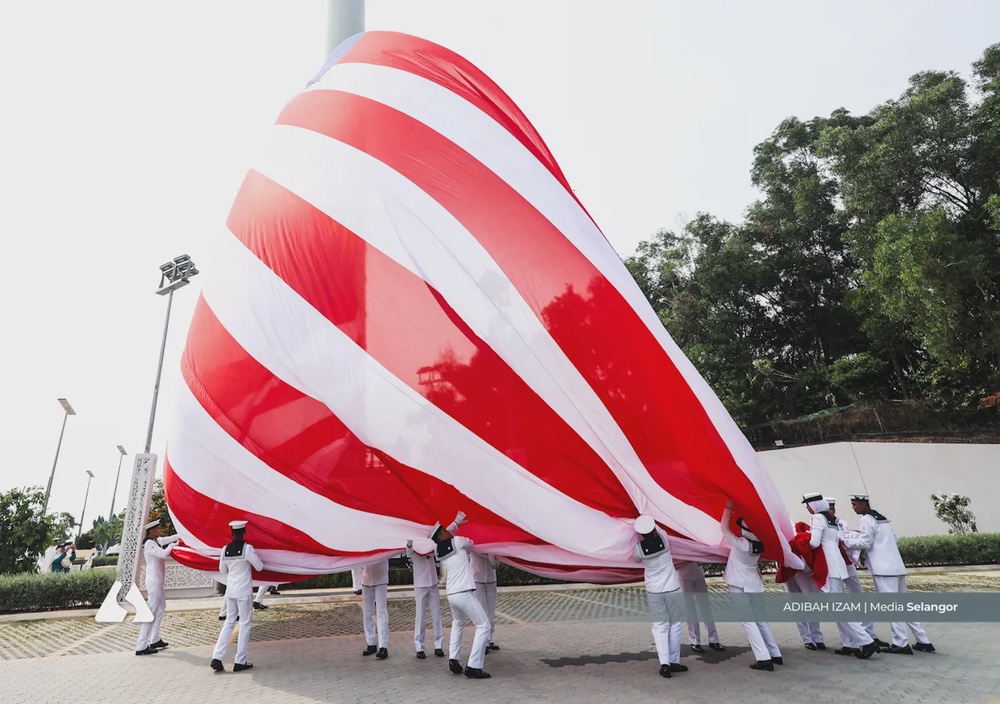 Image from: Upacara Menurunkan Jalur Gemilang dan Mengibarkan Bendera Selangor