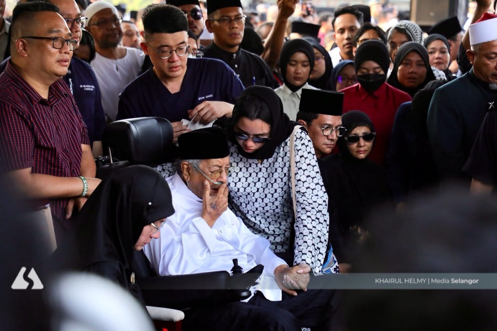 Image from: Penghormatan Terakhir Buat Tun Dr Siti Hasmah