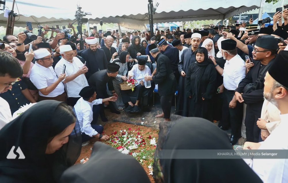 Image from: Penghormatan Terakhir Buat Tun Dr Siti Hasmah