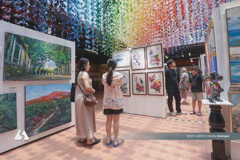 Image from: Pameran Fragments of Identity himpun pelbagai karya lebih 60 pelukis seluruh negara