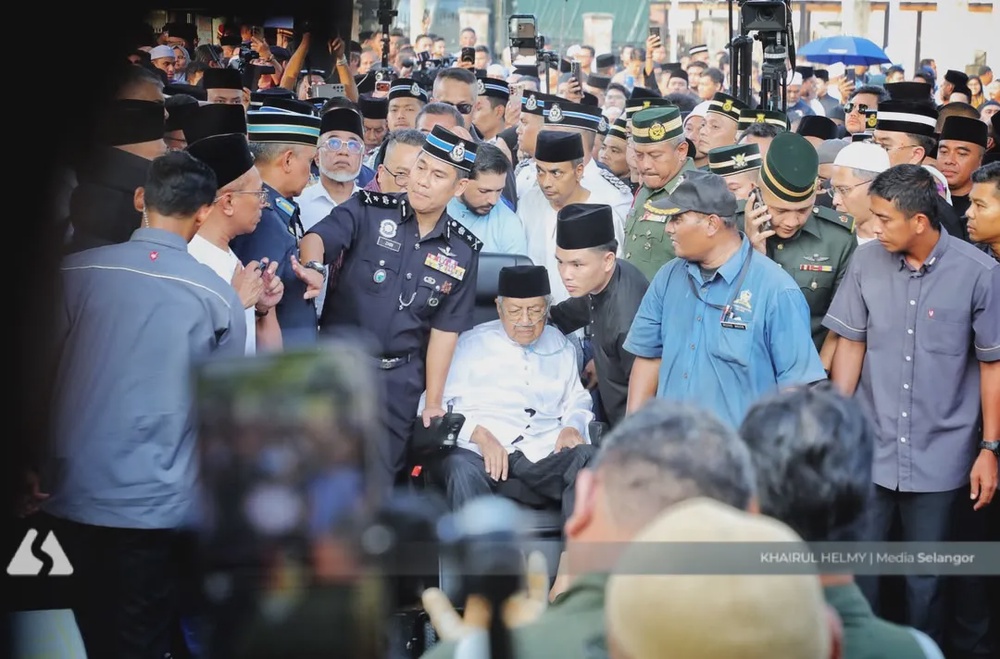 Image from: Penghormatan Terakhir Buat Tun Dr Siti Hasmah