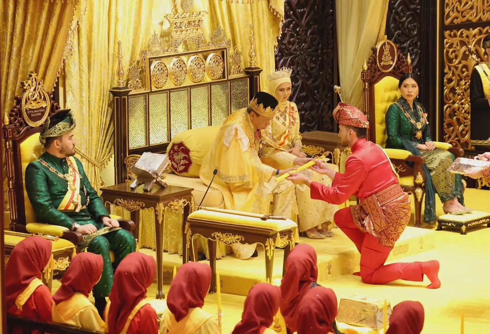 Image from: Istiadat penuh adat dan tradisi sempena Jubli Perak Sultan Selangor