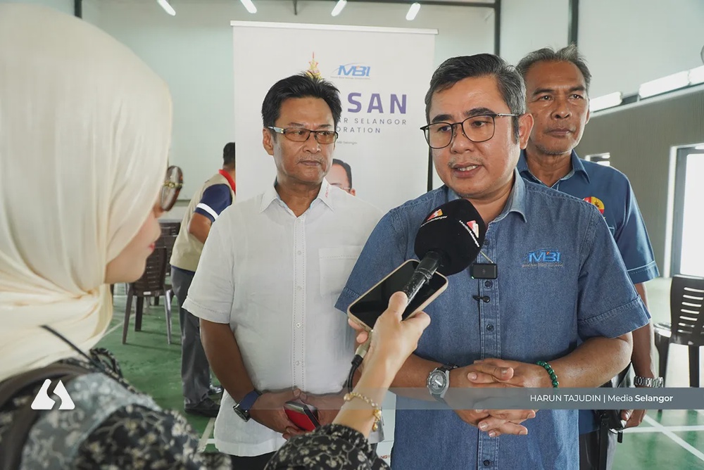 Image from: 43 keluarga mangsa ribut Kampung Delek terima bantuan Yayasan MBI