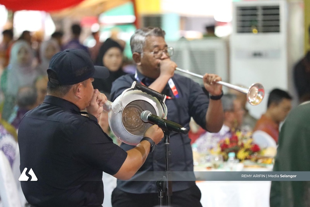 Image from: Sultan Selangor santuni 1,500 anak yatim, kanak-kanak spastik di istana