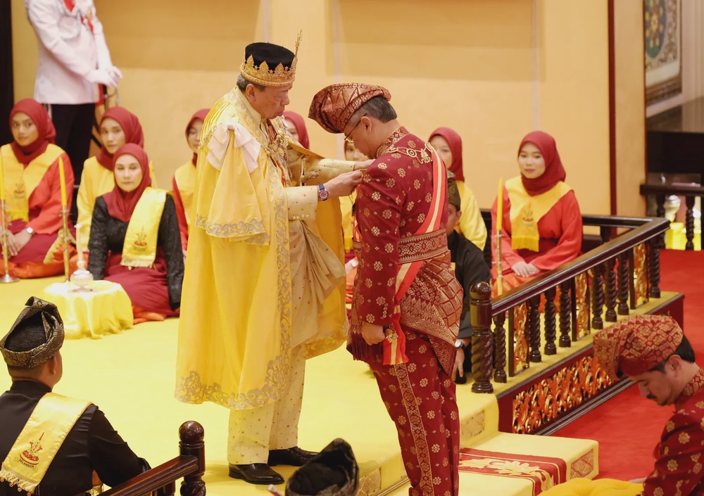 Image from: Istiadat penuh adat dan tradisi sempena Jubli Perak Sultan Selangor