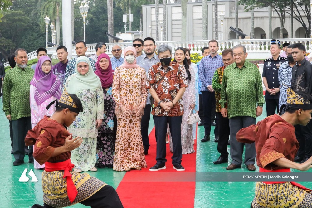Image from: Sultan Selangor santuni 1,500 anak yatim, kanak-kanak spastik di istana