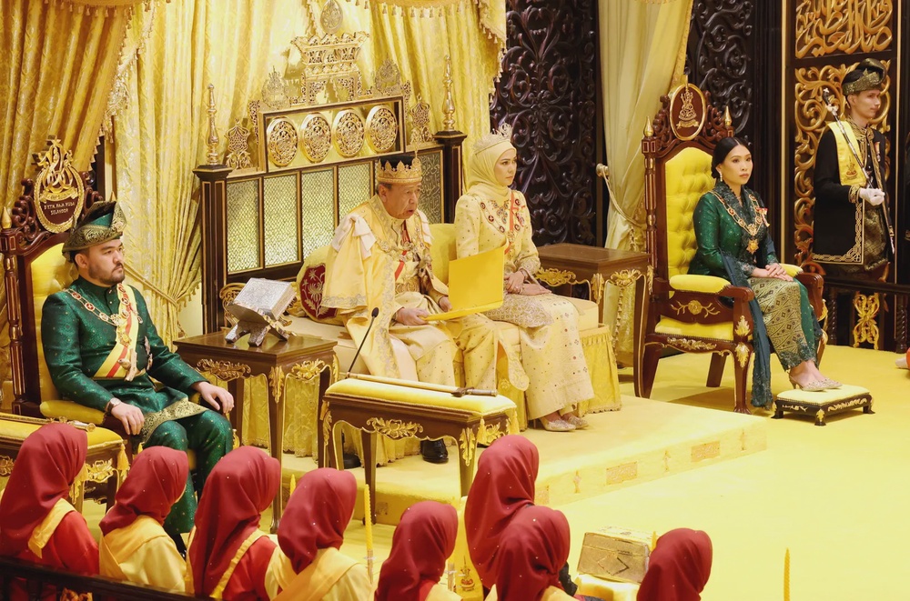Image from: Istiadat penuh adat dan tradisi sempena Jubli Perak Sultan Selangor