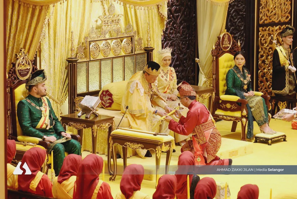 Image from: Istiadat penuh adat dan tradisi sempena Jubli Perak Sultan Selangor