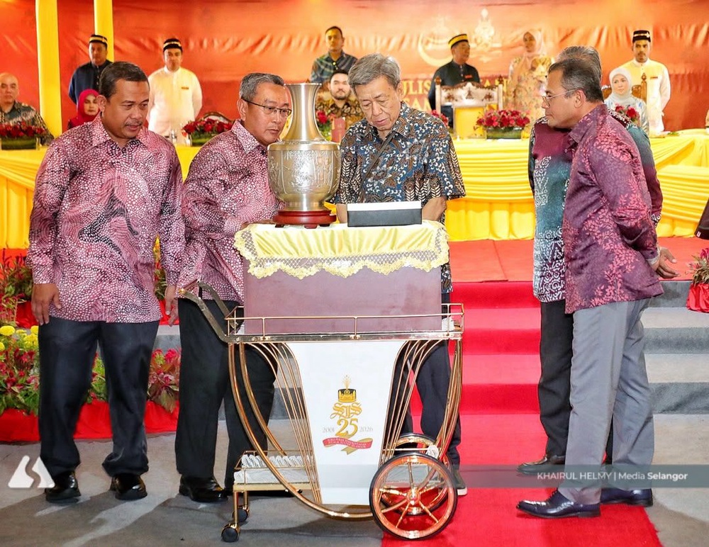 Image from: Sultan Selangor santuni pesara, pelabur, penjawat awam pada Jamuan Teh Diraja