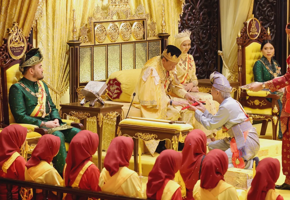 Image from: Istiadat penuh adat dan tradisi sempena Jubli Perak Sultan Selangor