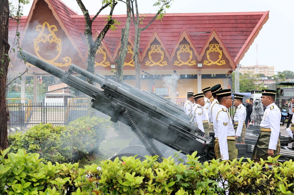 Image from: Istiadat penuh adat dan tradisi sempena Jubli Perak Sultan Selangor