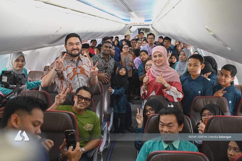 Image from: Sultan Selangor bawa 149 anak yatim naik kapal terbang
