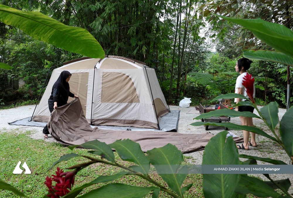 Image from: Demi sungai dan kelip-kelip, suami isteri pilih alam berbanding untung