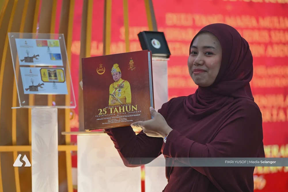 Image from: Sultan Selangor lancar buku, setem dan syiling khas sempena Jubli Perak