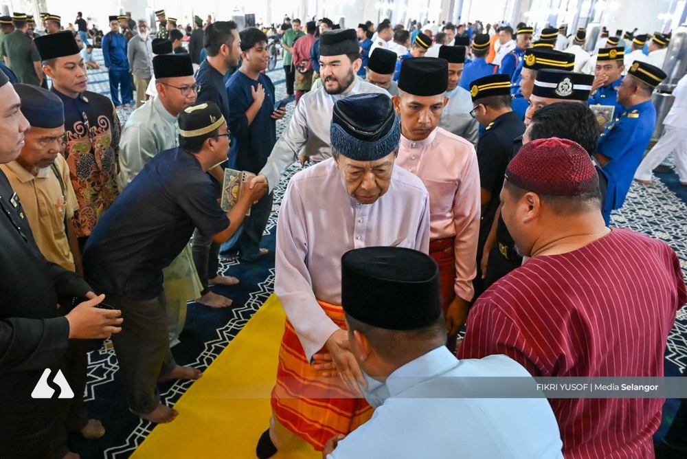 Image from: Selangor Sultan attends yasin recitation, tahlil, prayers to mark Silver Jubilee