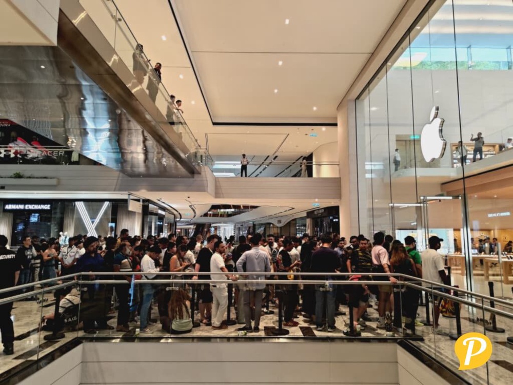Big Queue In Store Massive Queues Outside Apple Store TRX as iPhone 17 Hits Shelves - Newswav