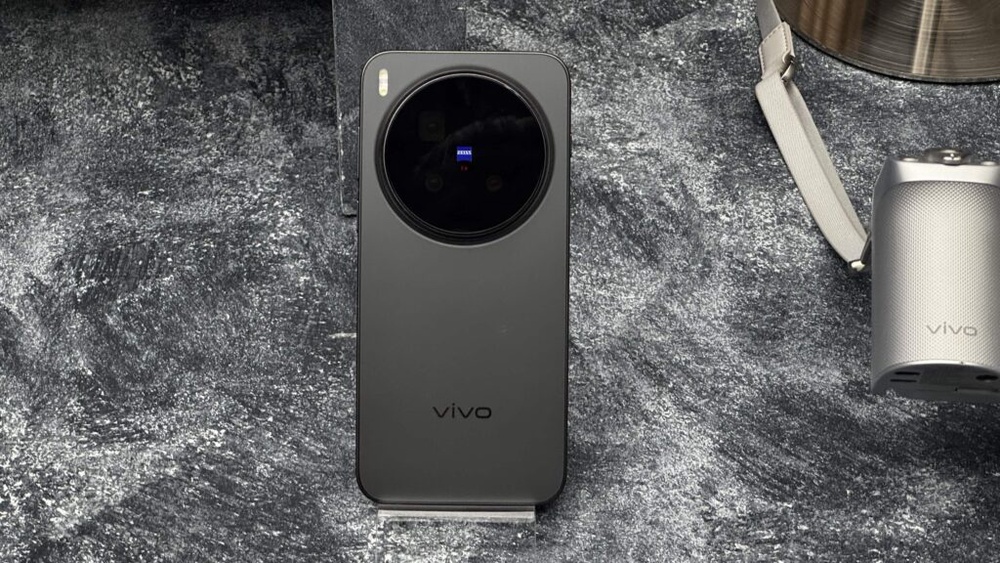 Image from: Vivo X300 Ultra: Cinematic flagship with Zeiss Master Lenses now in Malaysia from RM5,899