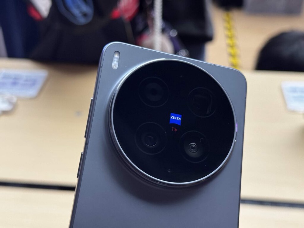 Image from: Vivo X300 Ultra: Cinematic flagship with Zeiss Master Lenses now in Malaysia from RM5,899