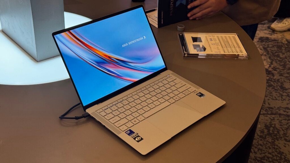 Image from: Asus ExpertBook Ultra: Tandem OLED display and Nano Ceramic, sub-1kg chassis, from RM7,999