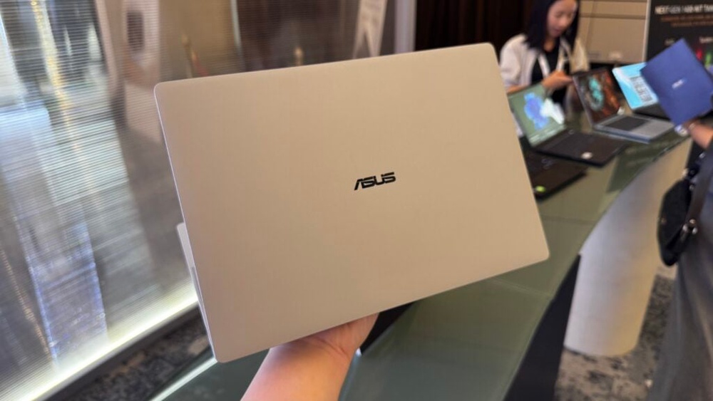 Image from: Asus ExpertBook Ultra: Tandem OLED display and Nano Ceramic, sub-1kg chassis, from RM7,999