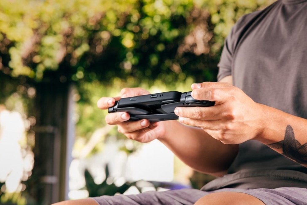Image from: Razer Prio: Gaming controller for smartphones that folds into the size of a credit card