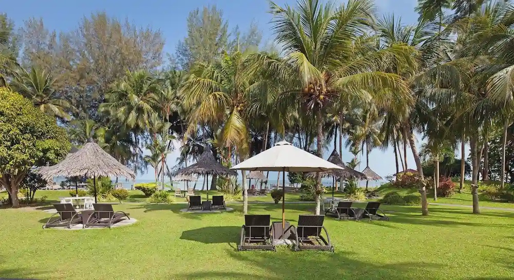 Bayview Beach Resort Batu Ferringhi Penang beachfront pool