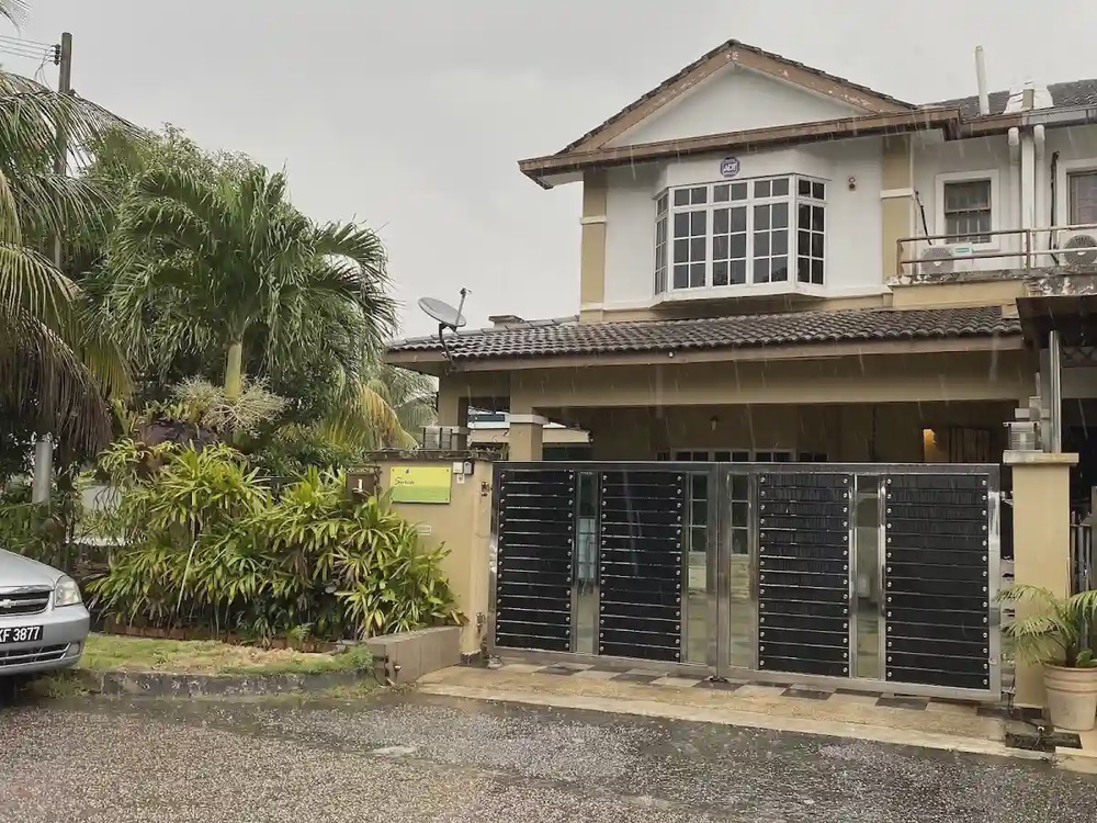 Suria Homestay JB with swimming pool Mount Austin Johor Bahru