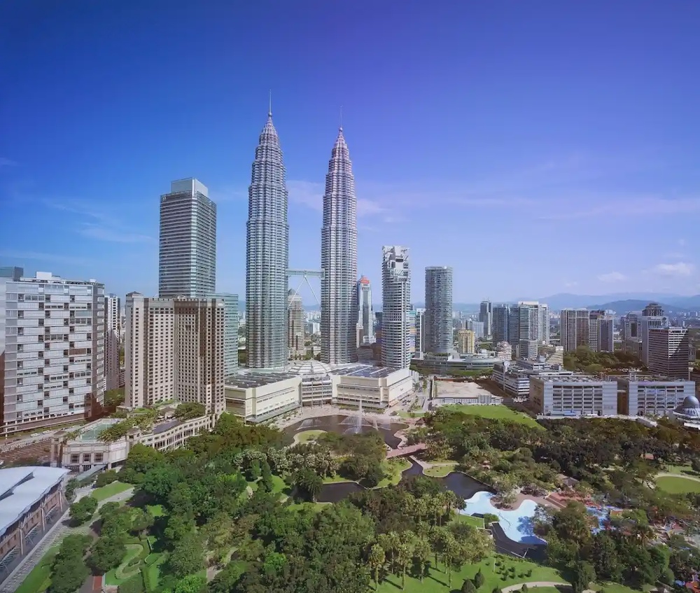 Traders Hotel Kuala Lumpur KLCC Skybar Petronas Towers view