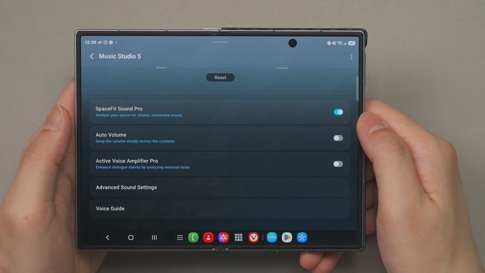 Samsung Music Studio 5 review - style meets sound 21