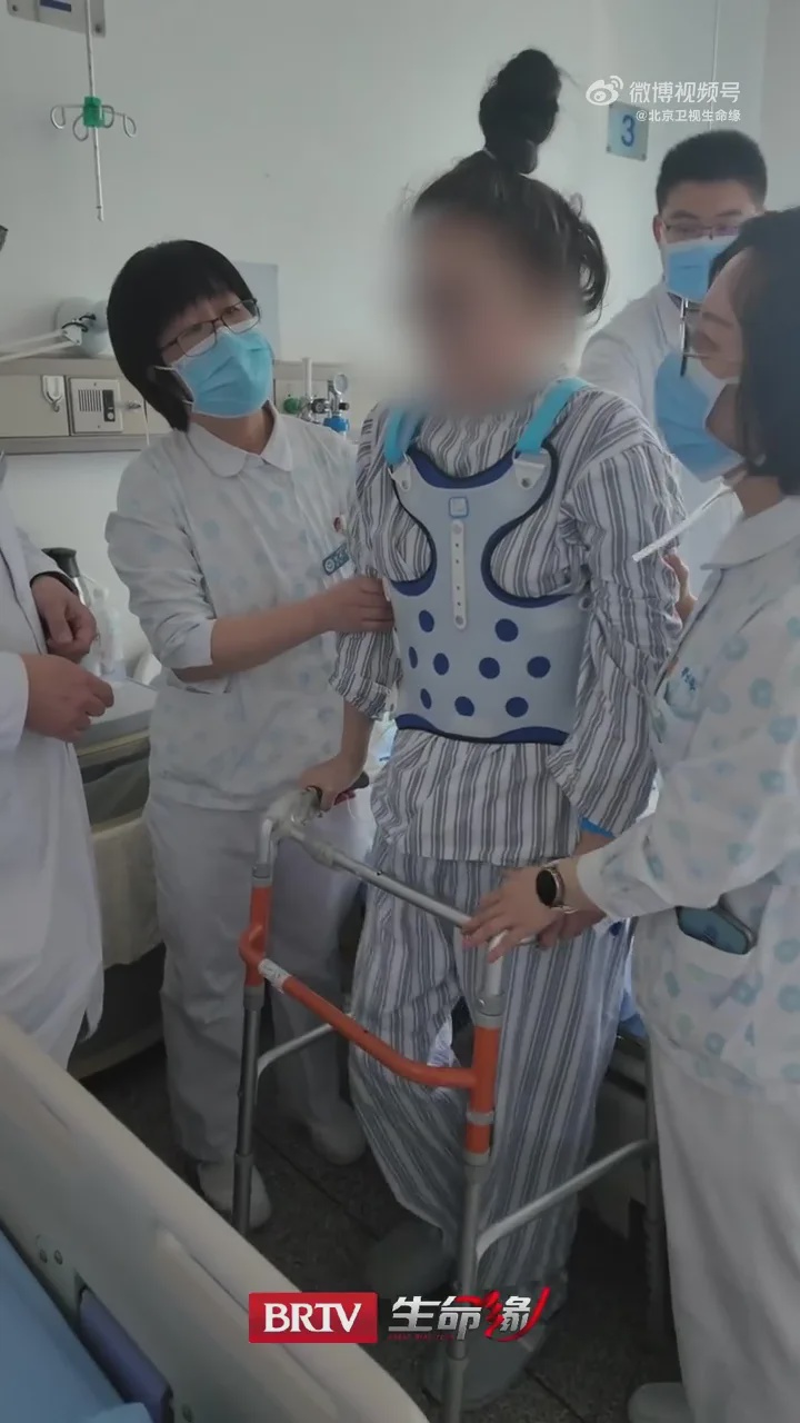 女子走楼梯看手机踩空摔倒下肢瘫痪康复中 1