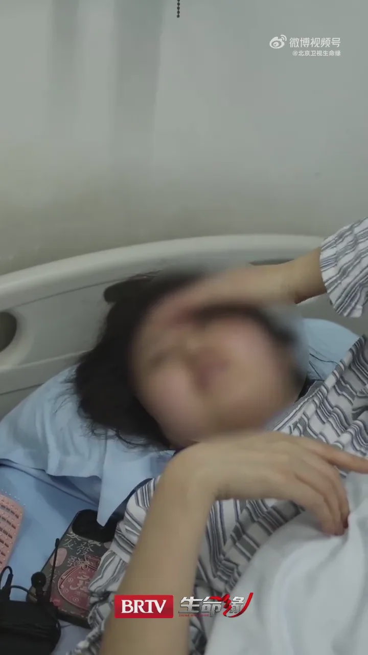 女子走楼梯看手机踩空摔倒下肢瘫痪康复中 5