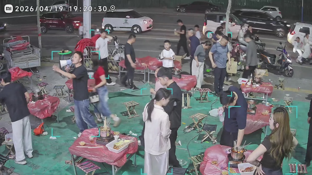 火锅串串店刮大风老板免单顾客回家 1