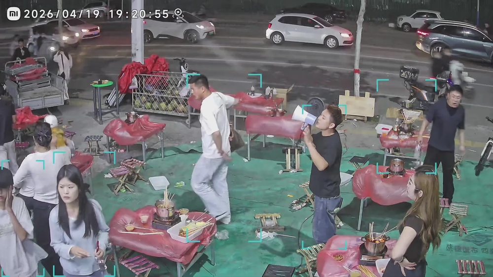 火锅串串店刮大风老板免单顾客回家 2