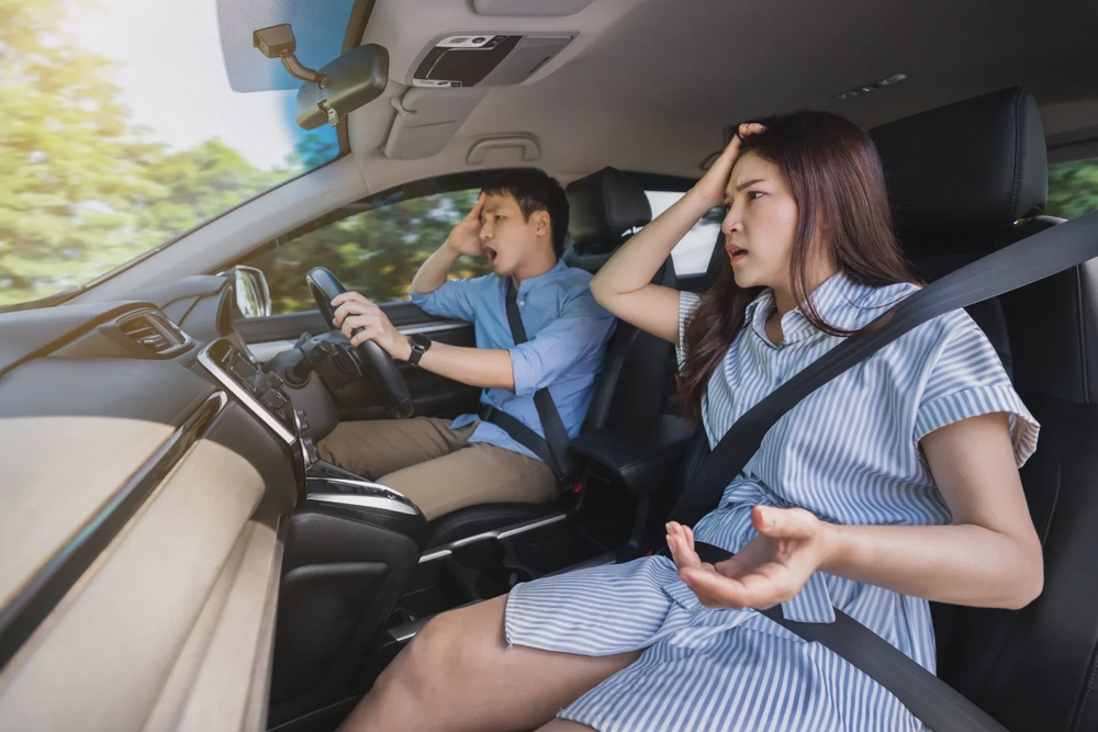 asian couple driving argue 123rf