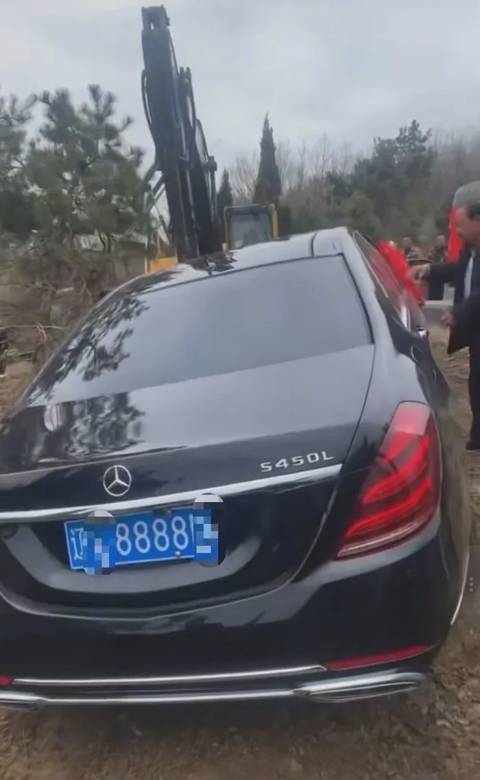 mercedes benz豪车8888车牌当陪葬品 3