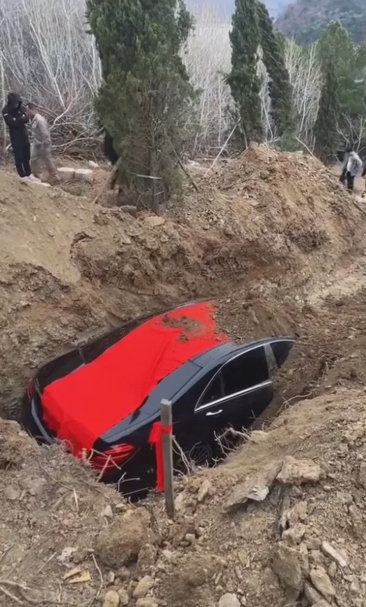mercedes benz豪车8888车牌当陪葬品