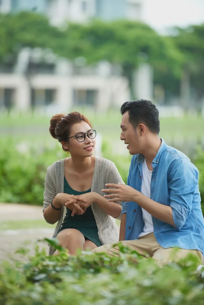 couple chatting park 1098 17817