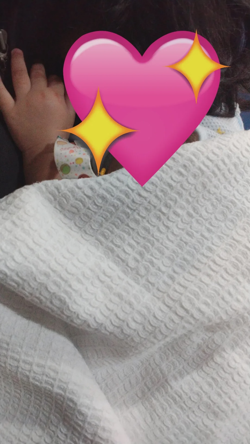 女子带宝宝急诊室等候印裔大叔跟医院要被子 2a