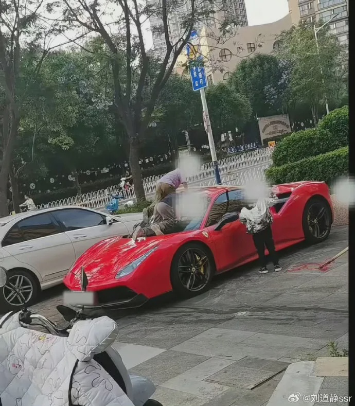 4小屁孩攀爬法拉利跑车家长只愿意赔偿RM3000