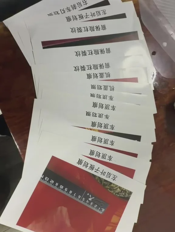 4小屁孩攀爬法拉利跑车当滑梯划痕损伤家长只愿意赔rm3000 4