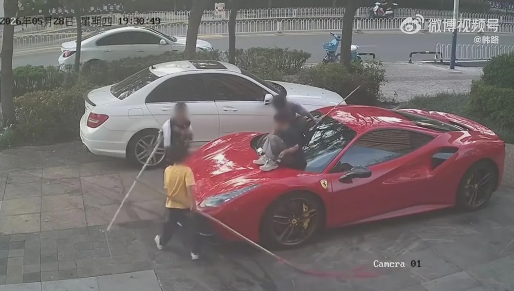 4小屁孩攀爬法拉利跑车当滑梯划痕损伤家长只愿意赔rm3000 7