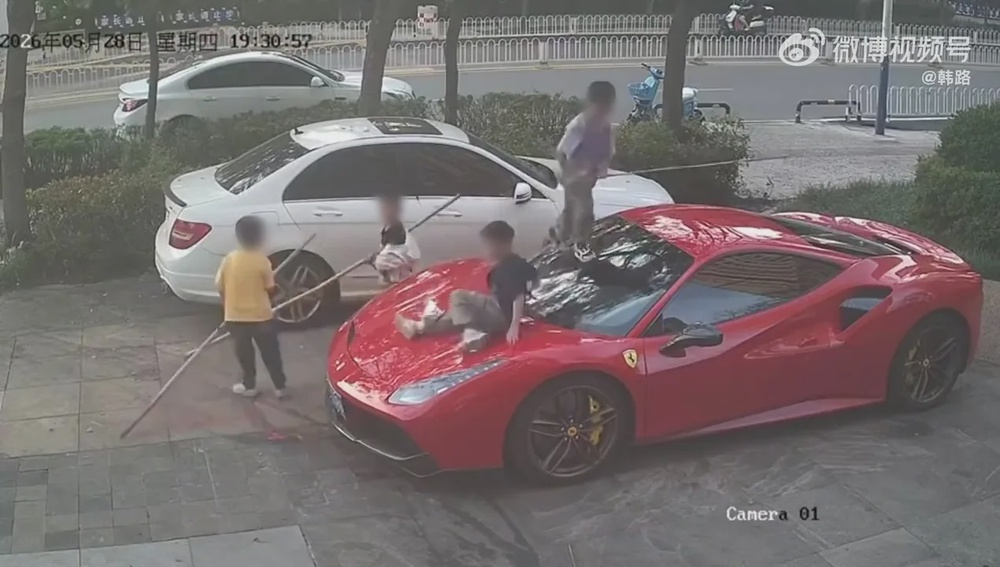 4小屁孩攀爬法拉利跑车当滑梯划痕损伤家长只愿意赔rm3000 8