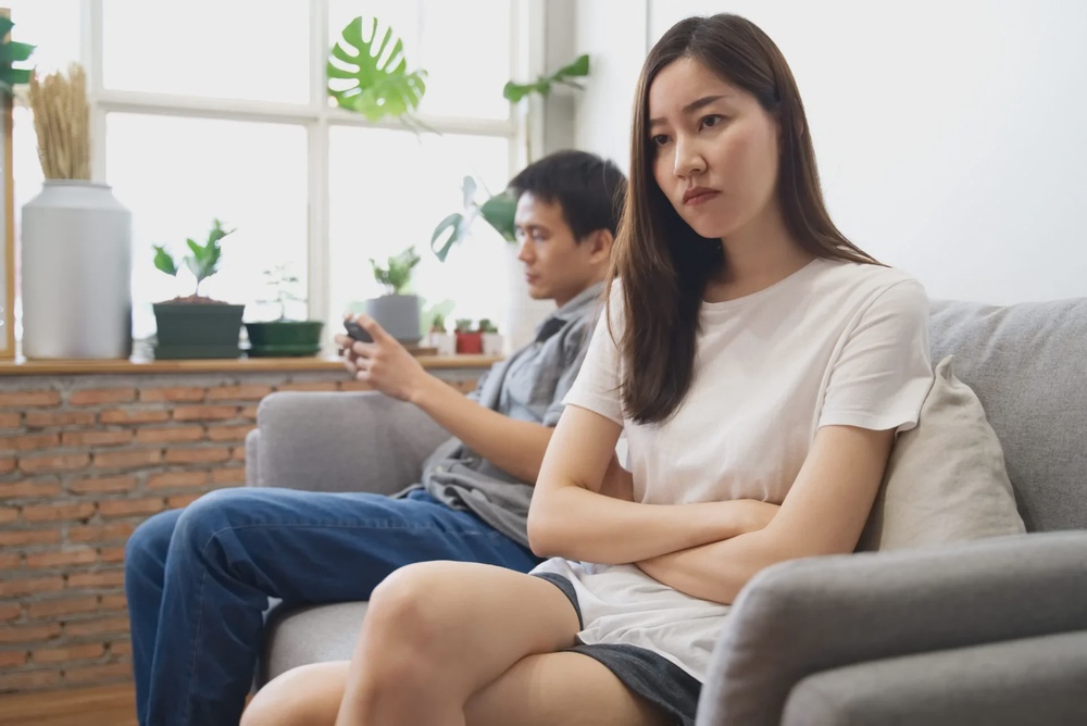 couple unhappy sofa living room phone 123rf