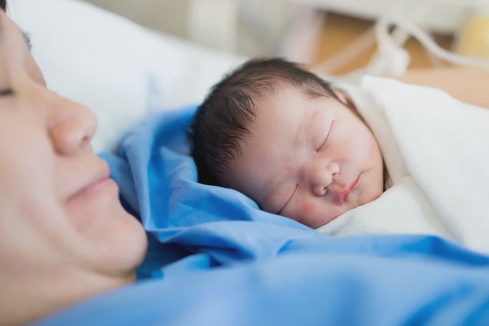 mum newborn baby bed 123rf