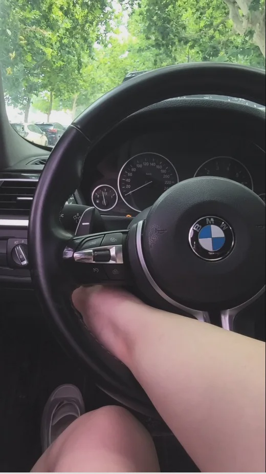 女子车里休息脚不小心卡在bmw方向盘自救2小时无效求助消防员