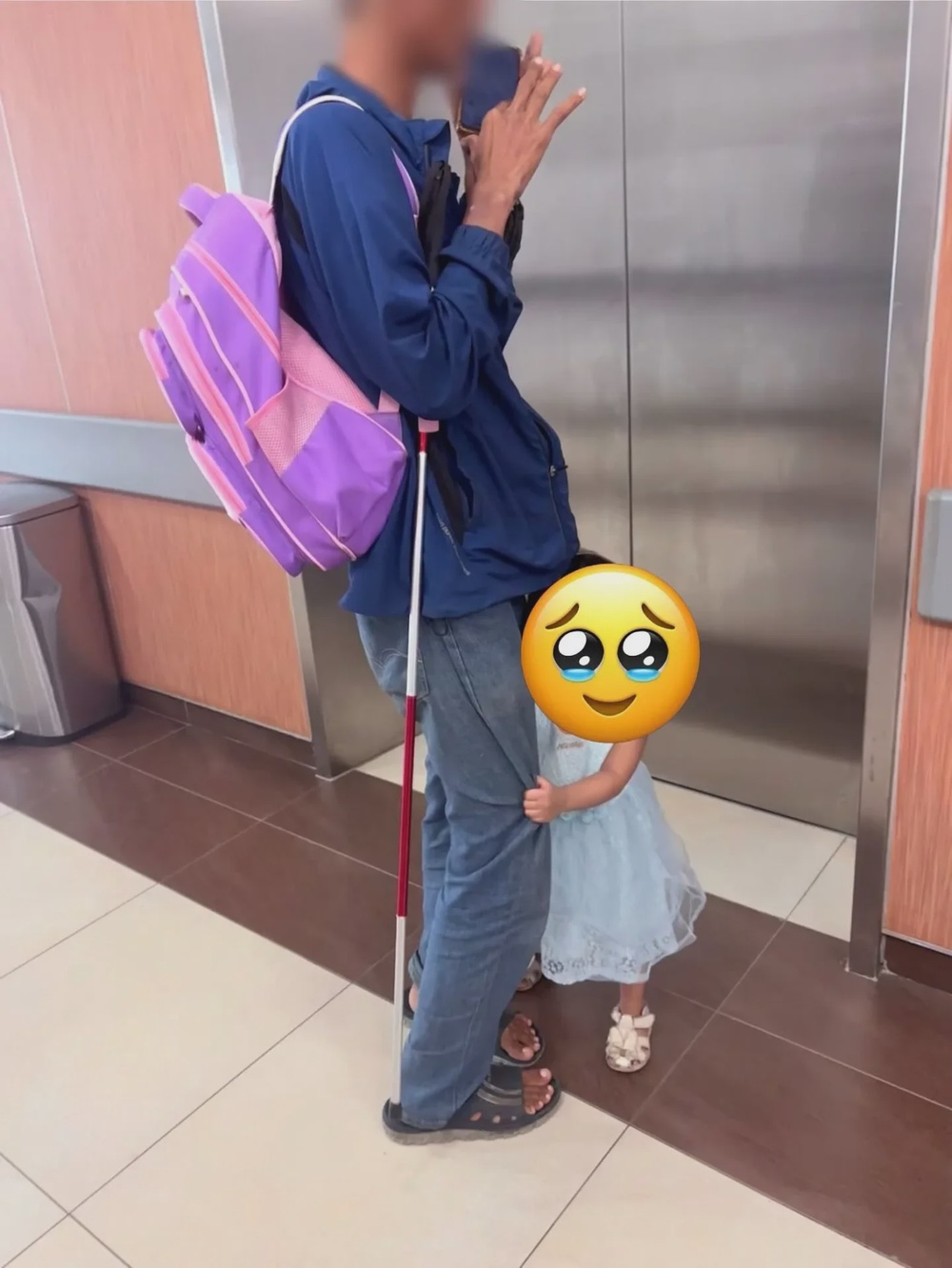 年幼女儿陪视障父亲去医院懂事搀扶带领进电梯