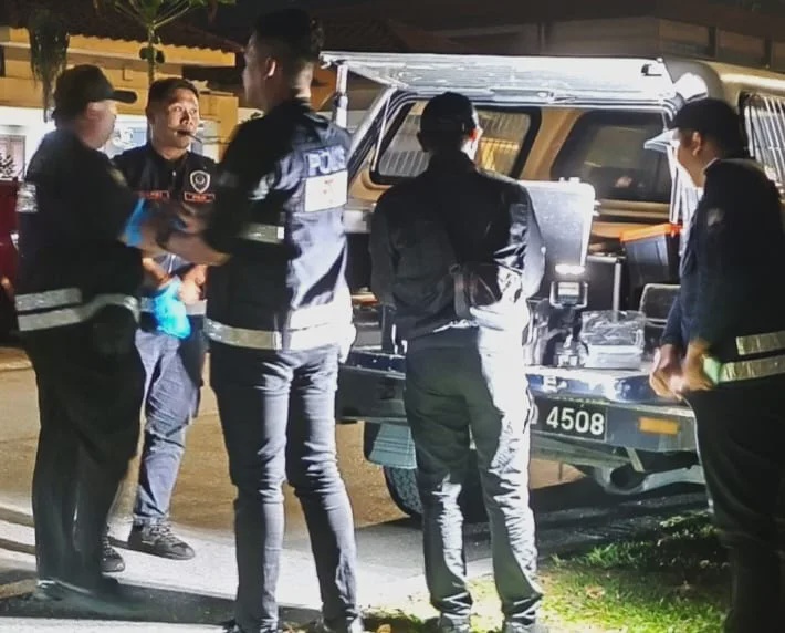 3母女被发现倒卧怡保家中警察到现场2