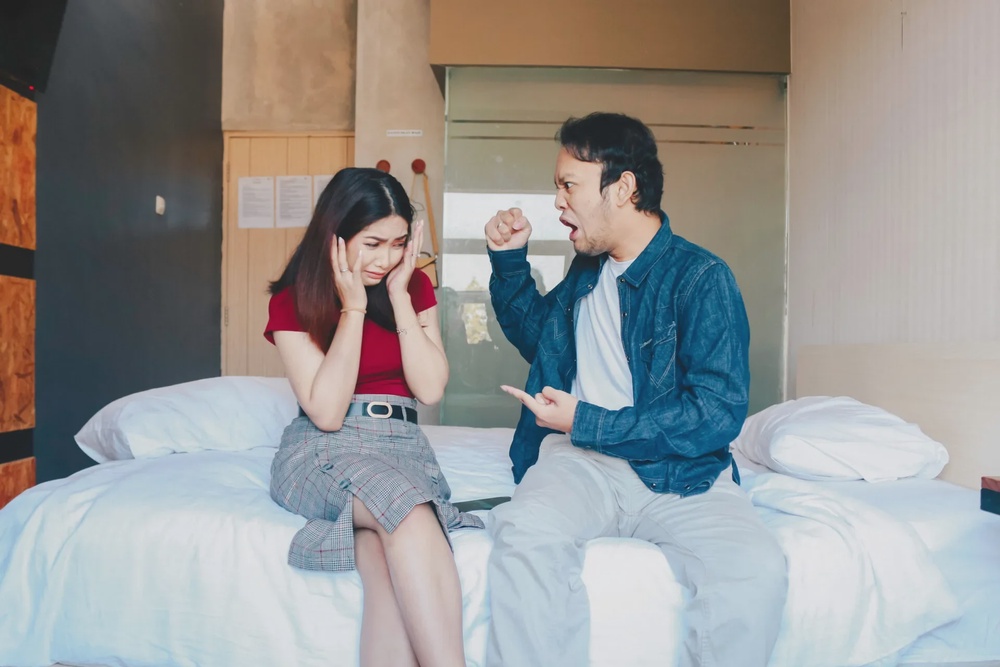 couple angry scolding rude 123rf