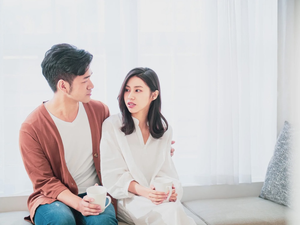 couple drinking water home 123rf